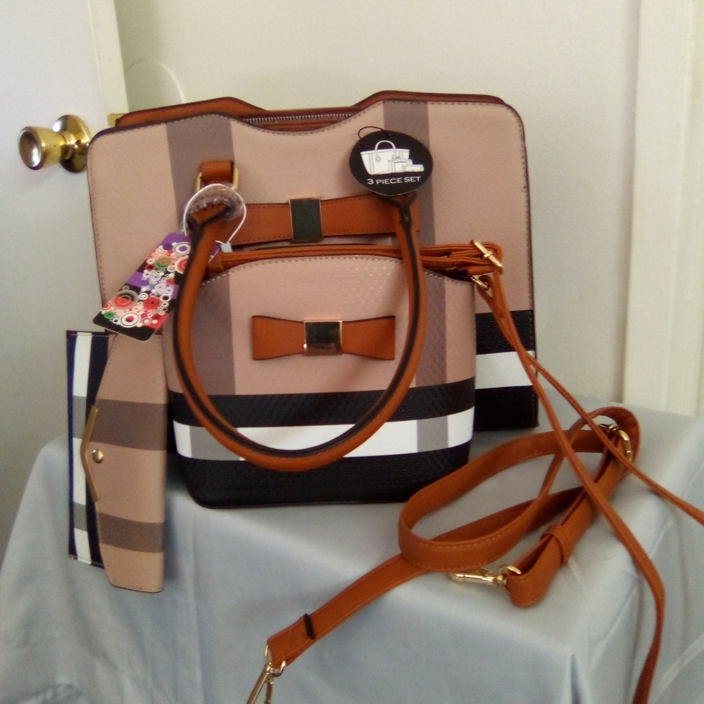 A Woman's Purse Set.